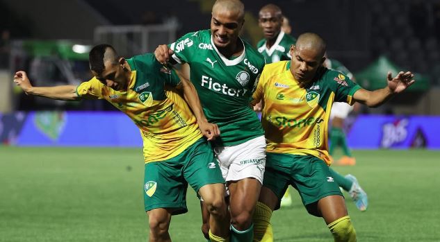 Monte Roraima protesta contra arbitragem após gol polêmico na estreia contra o Palmeiras.