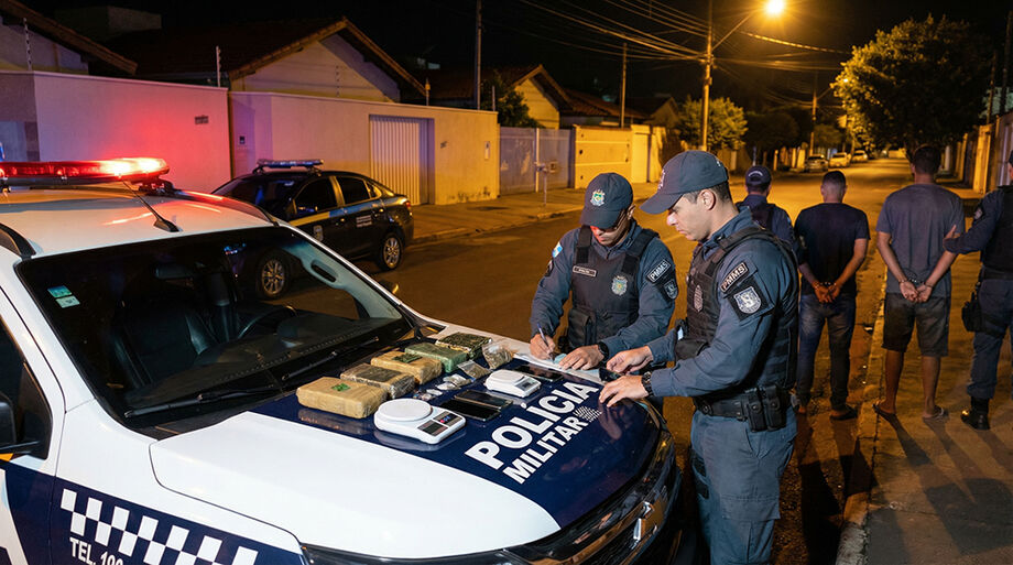 Ação policial terminou com prisão de três suspeitos e apreensão de drogas e balanças de precisão