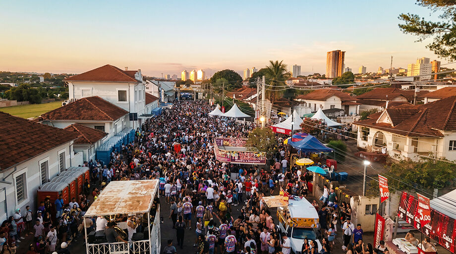 Blocos de rua lotam as avenidas de Campo Grande em edições anteriores; em 2026, desfile será organizado em parceria entre a Fundação Municipal de Cultura e a Urgente Companhia.