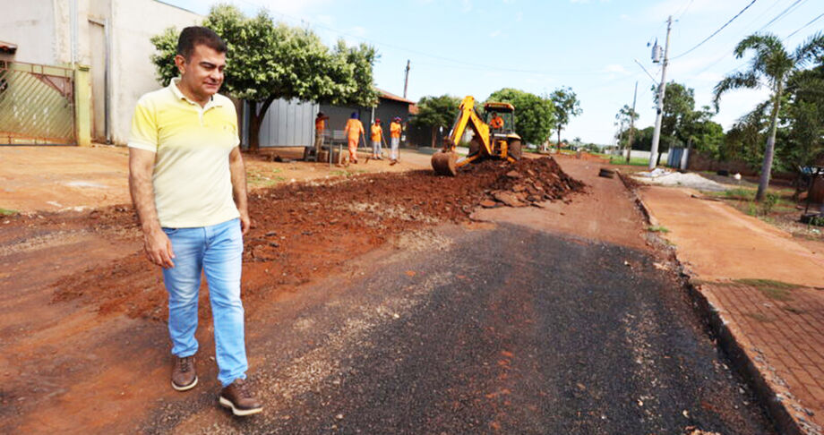 Prefeito Marçal Filho acompanhou os trabalhos de recuperação de ruas em duas frentes de ações nesta terça-feira