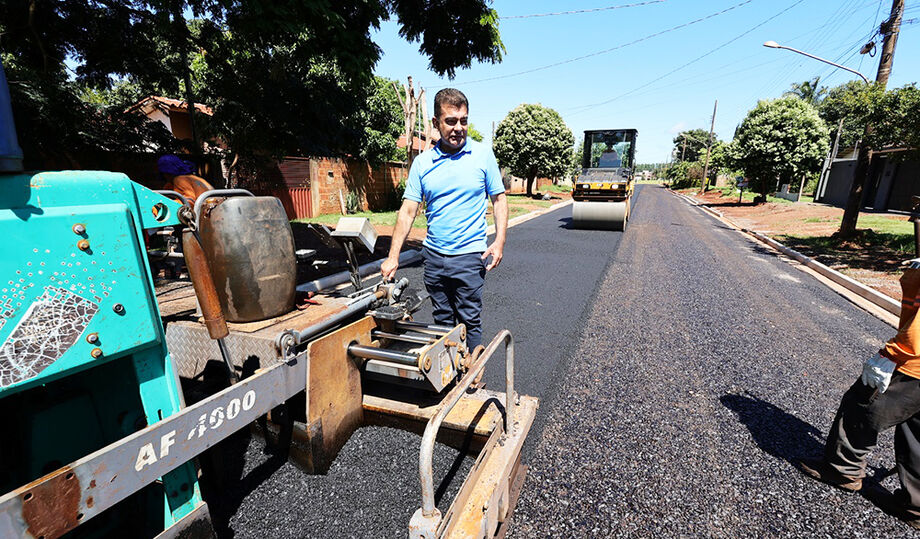Obras de pavimentação avançam no Altos do Indaiá e encerram anos de poeira e lama.