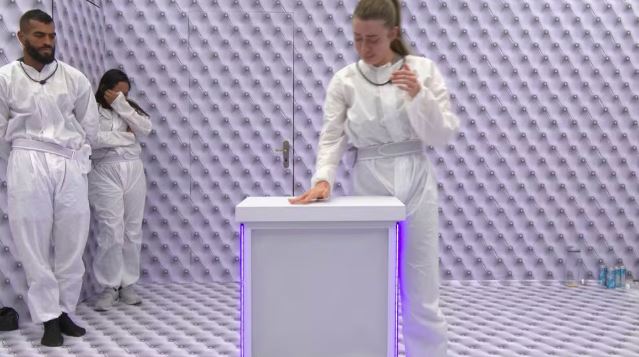 Elisa se emociona ao apertar o botão vermelho e deixar o Quarto Branco no BBB 26.