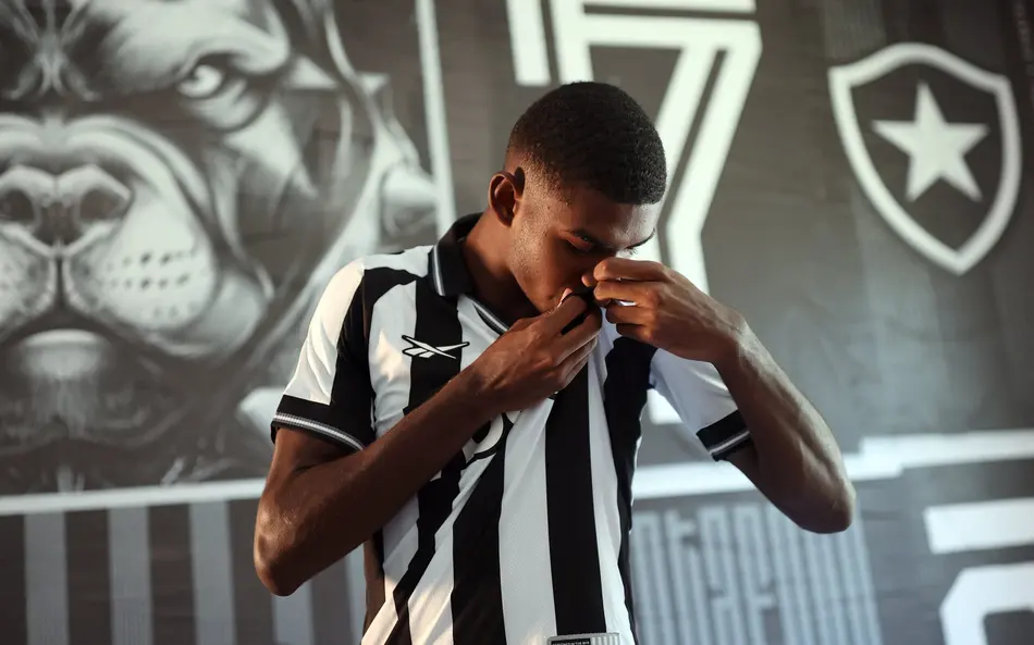 Wallace Davi assinou contrato com o Botafogo até 2029 e já iniciou atividades com o elenco principal.