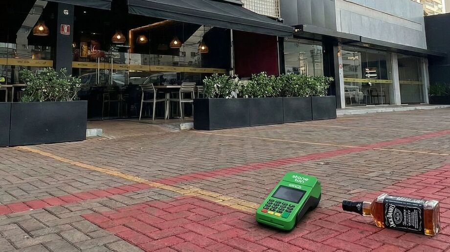 Homem de 19 anos foi preso após tentar furtar máquinas de pagamento e uma garrafa de uísque de um café no Centro de Campo Grande.