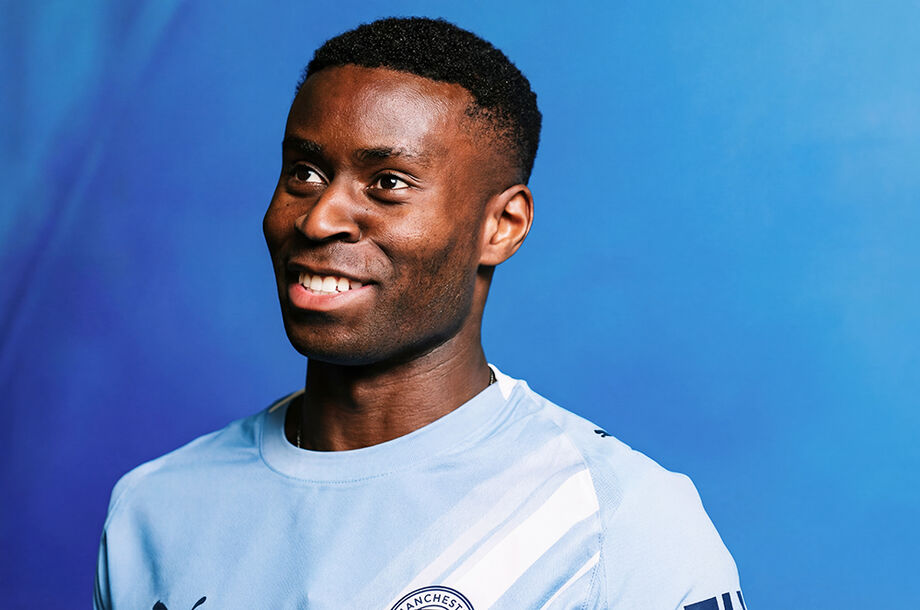 Zagueiro Marc Guéhi é apresentado pelo Manchester City após deixar o Crystal Palace.