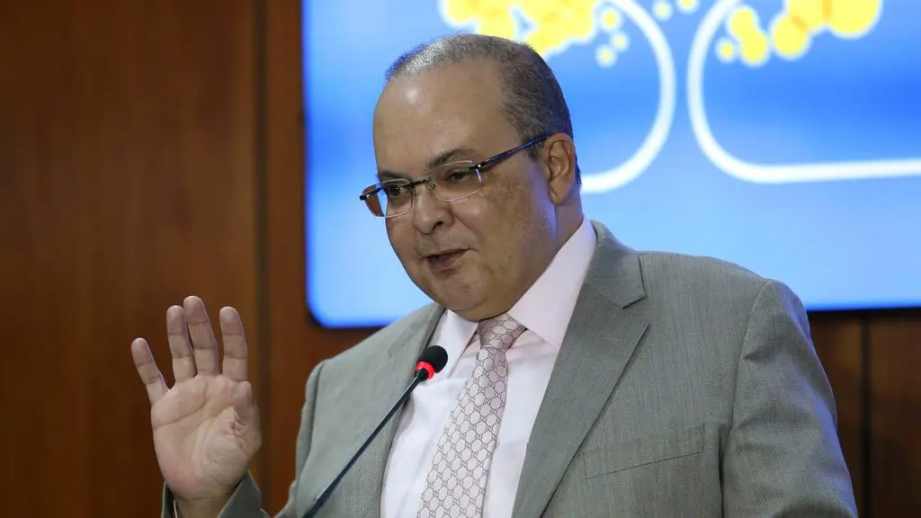 Governador do Distrito Federal, Ibaneis Rocha, é citado em investigação sobre negociações entre o BRB e o Banco Master.