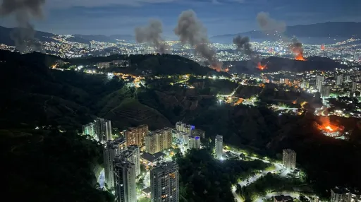Colunas de fumaça e focos de incêndio são vistos em diferentes pontos de Caracas durante a madrugada, após explosões registradas na capital venezuelana.