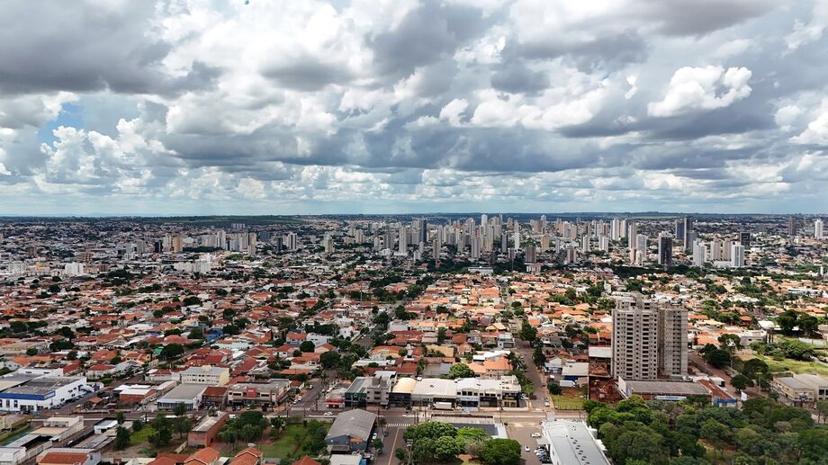 Calor e alta umidade favorecem a formação de nuvens carregadas e aumentam o risco de chuvas ao longo do dia em MS