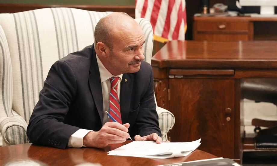 Senador republicano diz que líder venezuelano está sob custódia americana após ataques durante a madrugada