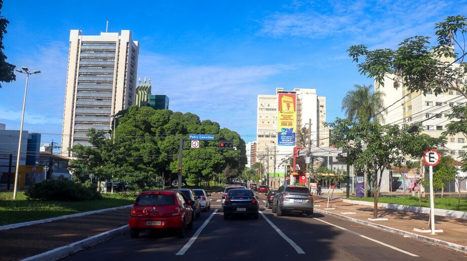 Campo Grande amanheceu com céu claro e poucas nuvens