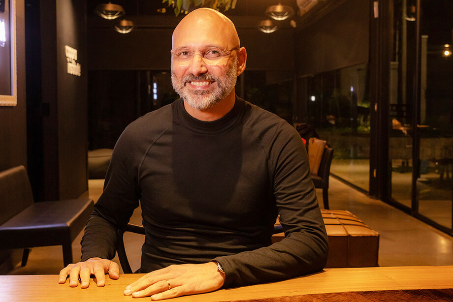 Ricardo Cappra é um pesquisador de cultura analítica, autor e empreendedor da área de tecnologia da informação, autor do livro Híbridos: o futuro do trabalho entre humanos e máquinas