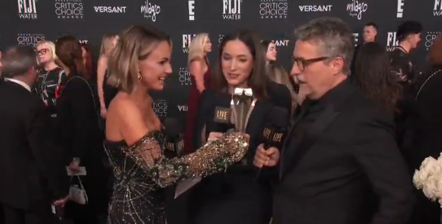 Kleber Mendonça Filho e Emilie Lesclaux receberam o prêmio no tapete vermelho, longe da cerimônia principal.