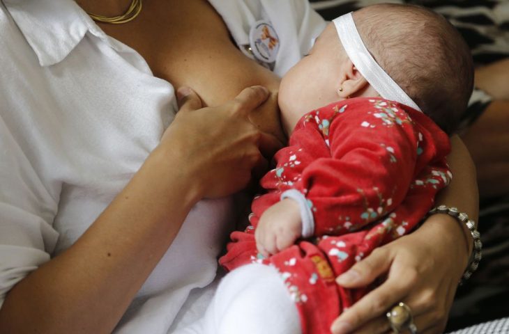 Amamentação durante a vacinação ajuda a reduzir dor e estresse em bebês