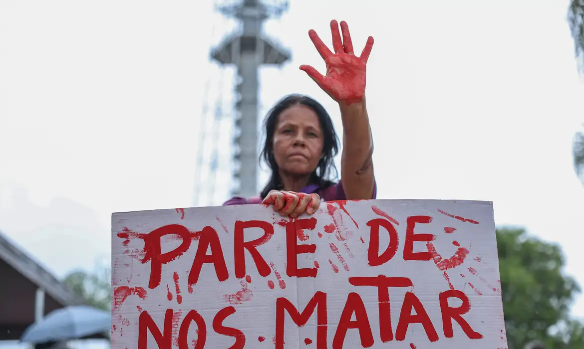 Brasil registra novo recorde de feminicídios, mesmo com dados de dezembro ainda incompletos.