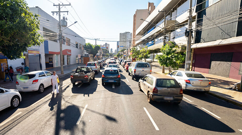 Homem foi preso na rua Marechal Cândido Mariano Rondon após cobrar estacionamento e ameaçar pessoas com faca de açougueiro.
