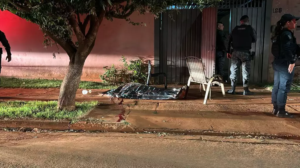Homem foi esfaqueado na calçada da Rua Valério de Almeida