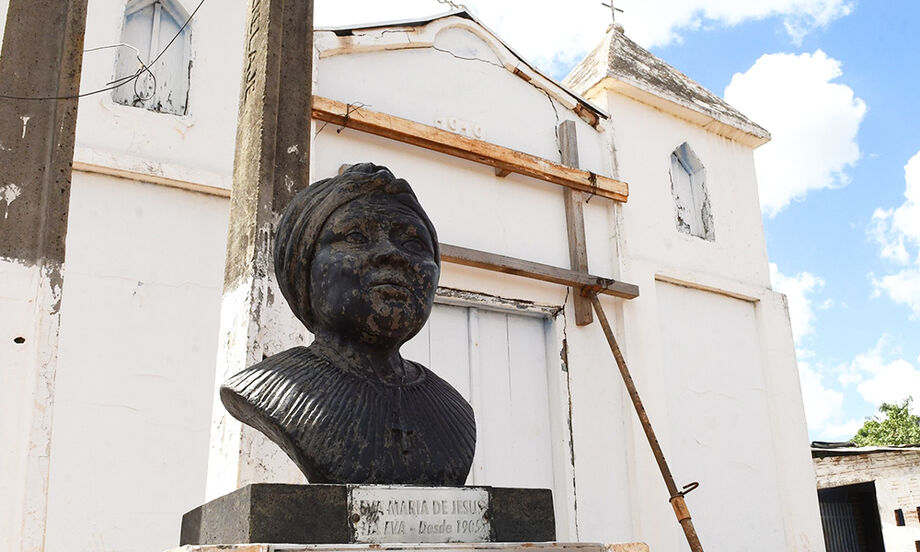 Igreja de São Benedito, na Comunidade Tia Eva, passa por restauração após interdição em 2019, sob expectativa dos moradores.