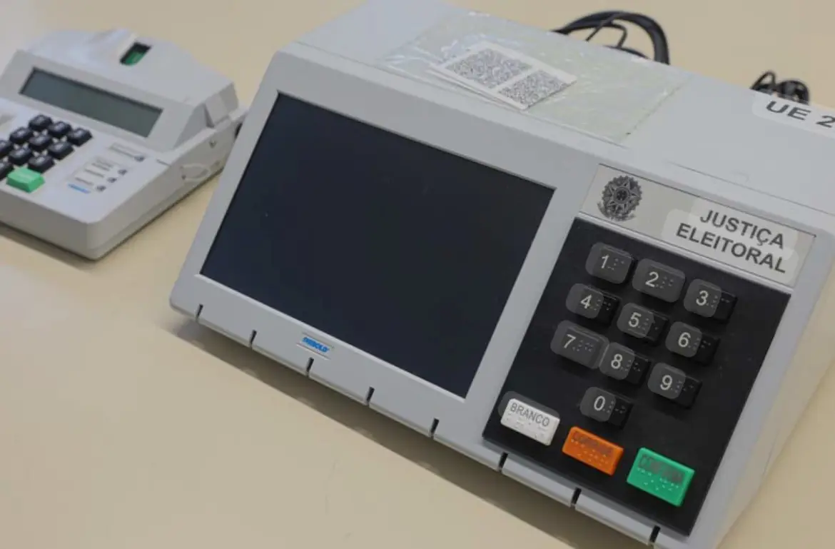 TSE discute novas regras sobre críticas a governos e impulsionamento pago fora do período eleitoral.