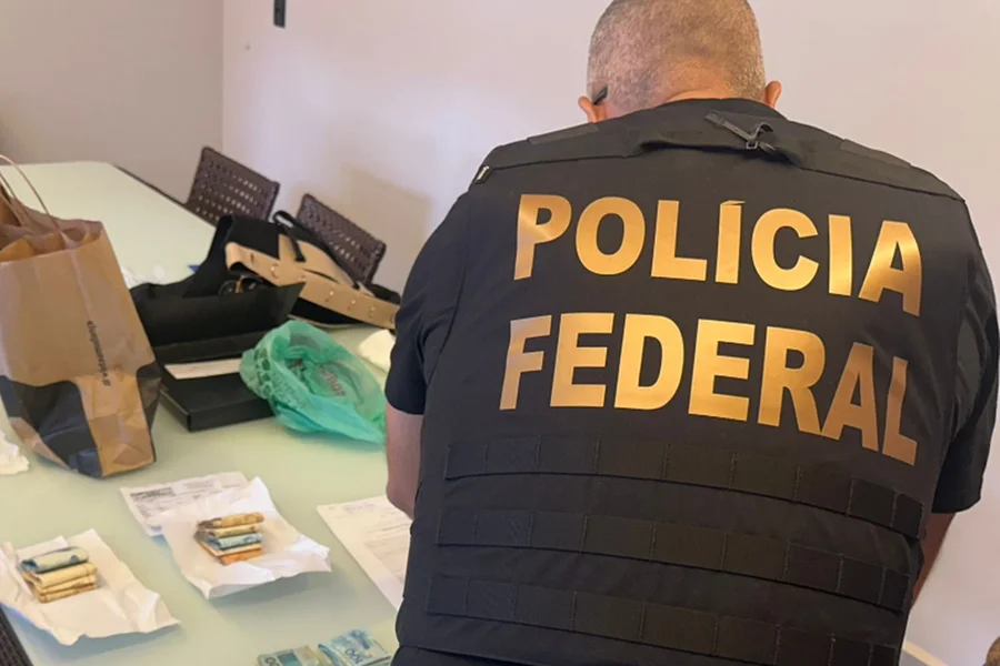 Operação da Polícia Federal investiga suspeitas de fraude em licitações da Agência Nacional de Mineração.