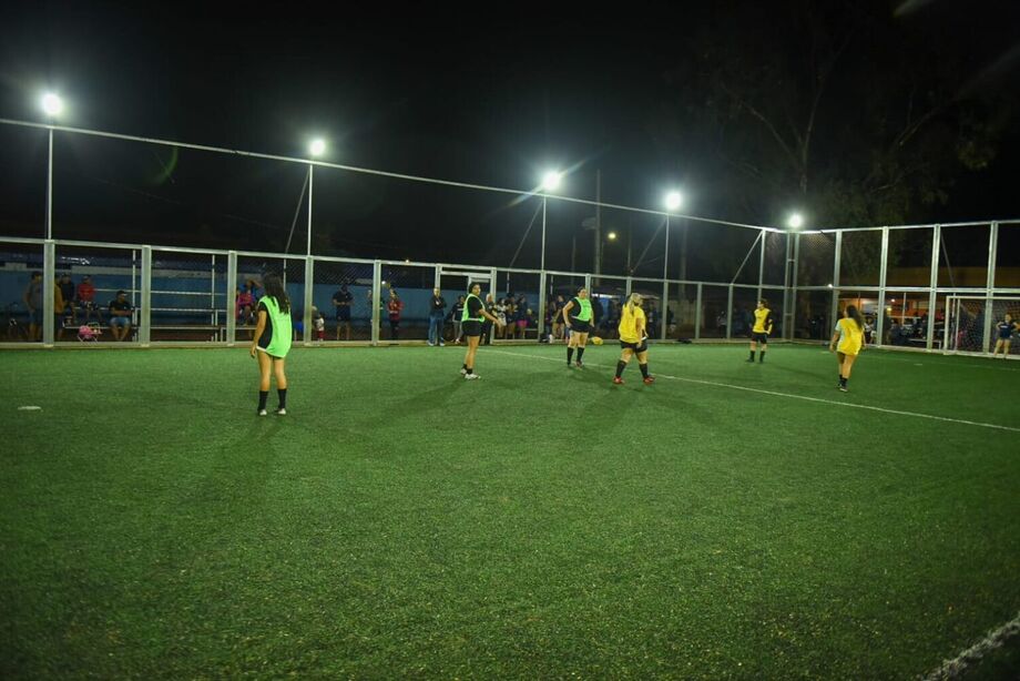 Novas praças com pista de caminhada, quadra de areia e academia ao ar livre ampliam as opções de lazer nos bairros de Campo Grande.