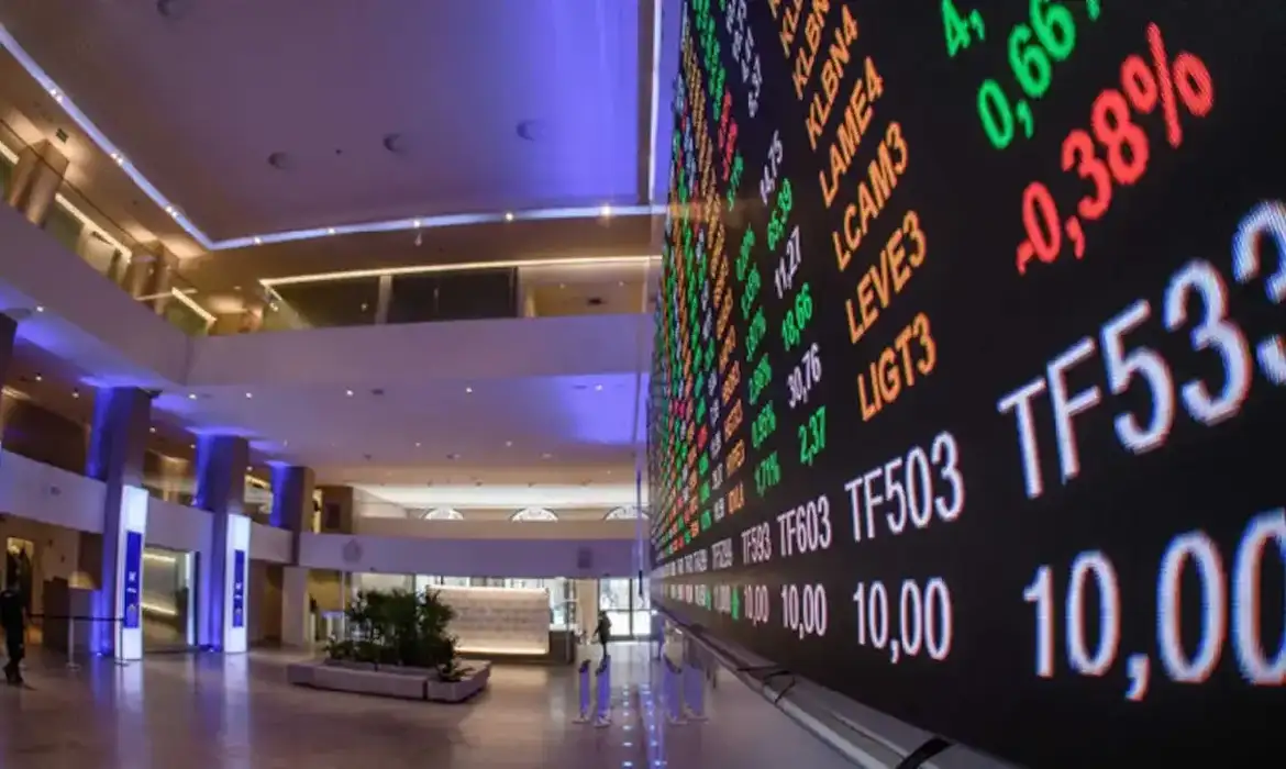 Ibovespa fecha pela primeira vez acima de 165 mil pontos, enquanto o dólar volta a superar R$ 5,40 após anúncio de suspensão de vistos de imigrante pelos EUA.