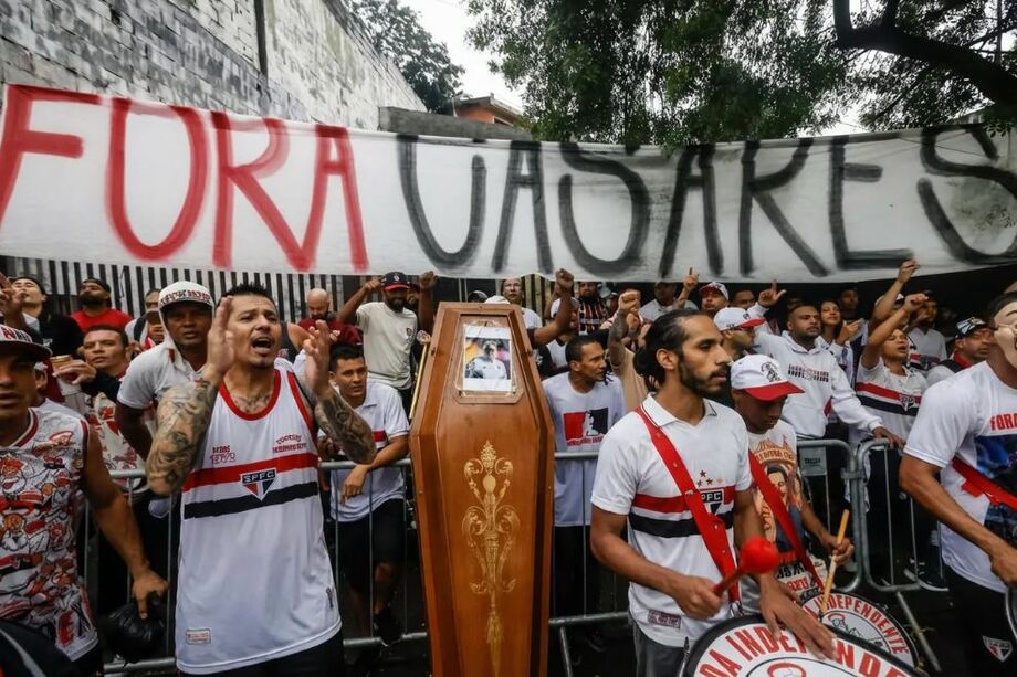 Torcedores do São Paulo protestam no entorno do MorumBis horas antes da votação do impeachment do presidente Julio Casares.