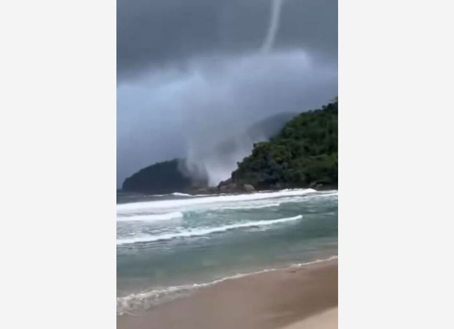 Tromba d'água foi registrada no mar em Paraty e assustou banhistas neste domingo.
