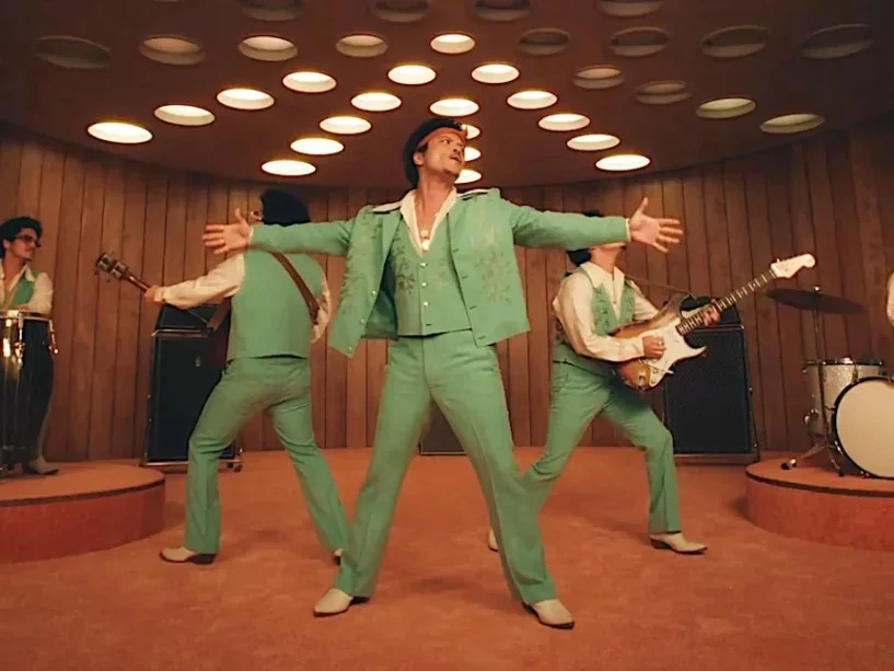 Bruno Mars lança o single I Just Might e inicia nova fase da carreira com álbum solo após oito anos.