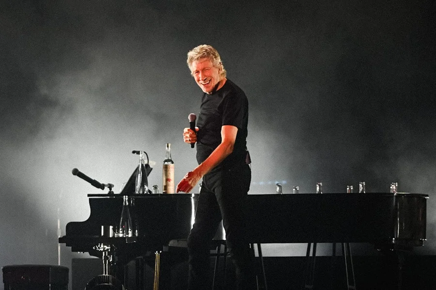 Roger Waters durante apresentação; músico afirma temer represálias por críticas ao presidente dos EUA.
