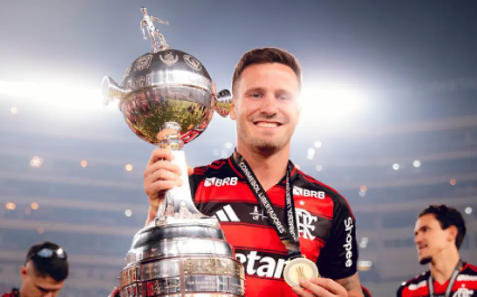 Saúl com troféu da Libertadores