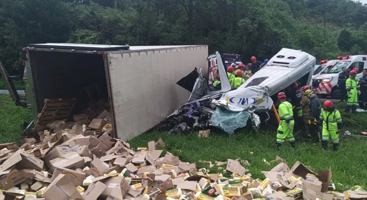 Equipes de resgate atuam após carreta tombar sobre van na BR-116, em Campina Grande do Sul