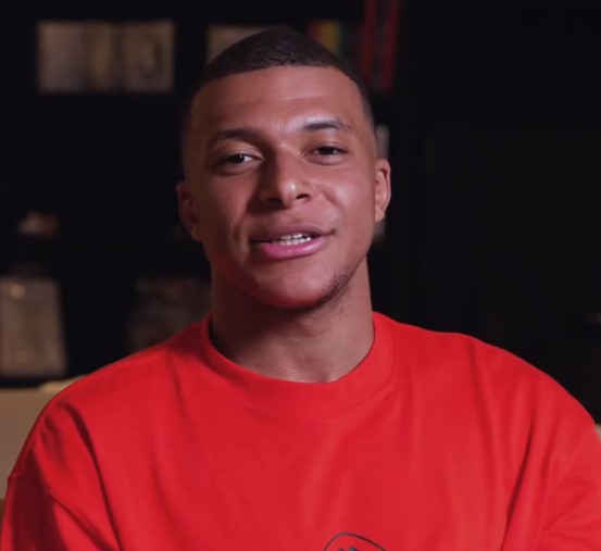 Com entorse no joelho esquerdo, Mbappé segue em tratamento e não disputa a semifinal da Supercopa