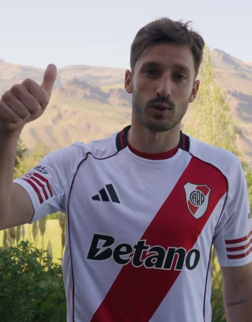Screenshot_1542Viña foi anunciado pelo River Plate e disputará a temporada por empréstimo após passagem pelo Flamengo