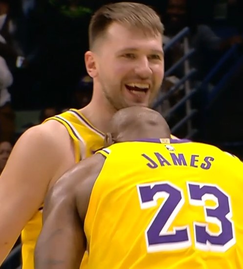 LeBron James e Luka Doncic lideraram os Lakers na vitória fora de casa pela NBA