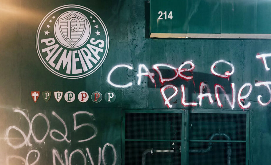 Muros do Allianz Parque foram pichados após a goleada sofrida pelo Palmeiras no Campeonato Paulista