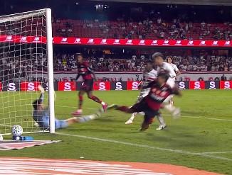 Áudio do VAR mostra que arbitragem considerou toque de Alan Franco em Arrascaeta como ação de jogo.