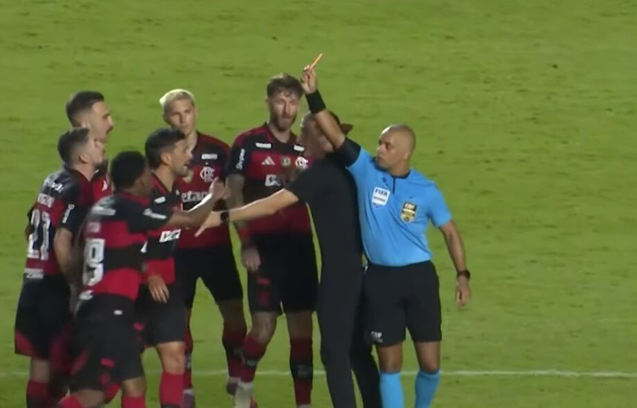 Árbitro mostra cartão vermelho por reclamação de pênalti para o Flamengo
