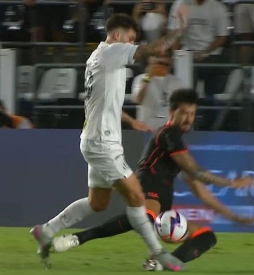 Juiz toma decisão errada e marca falta que gerou o gol do Santos no clássico