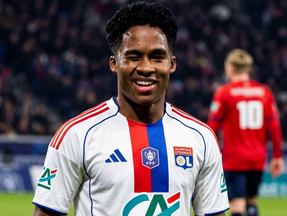 Endrick em campo pelo Lyon; atacante foi titular nas duas primeiras partidas e participou das vitórias da equipe francesa.