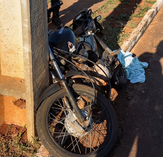 Motociclista morre após bater em poste