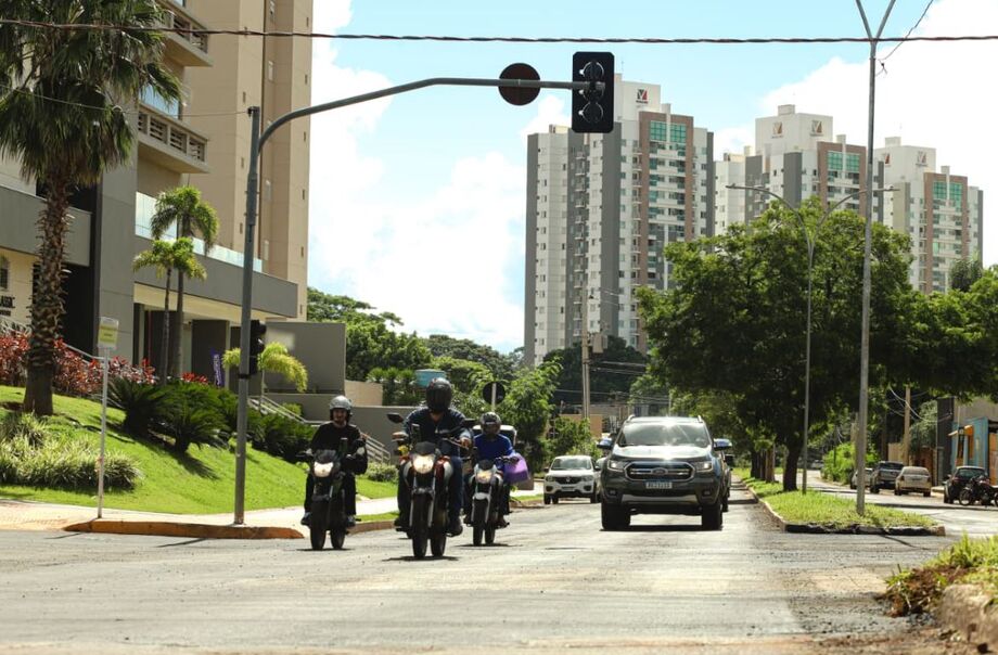 Trânsito é liberado na avenida Rachid Neder após obra emergencial de recomposição do asfalto.