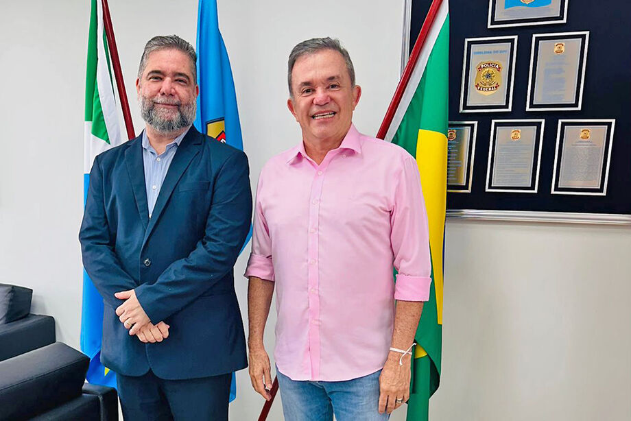 Com apoio do deputado federal Vander Loubet (dir.), Porto Murtinho terá delegacia da Polícia Federal para reforçar a segurança na Rota Bioceânica.O superintendente regional da PF em MS, Carlos Henrique (esq.) comemorou a novidade