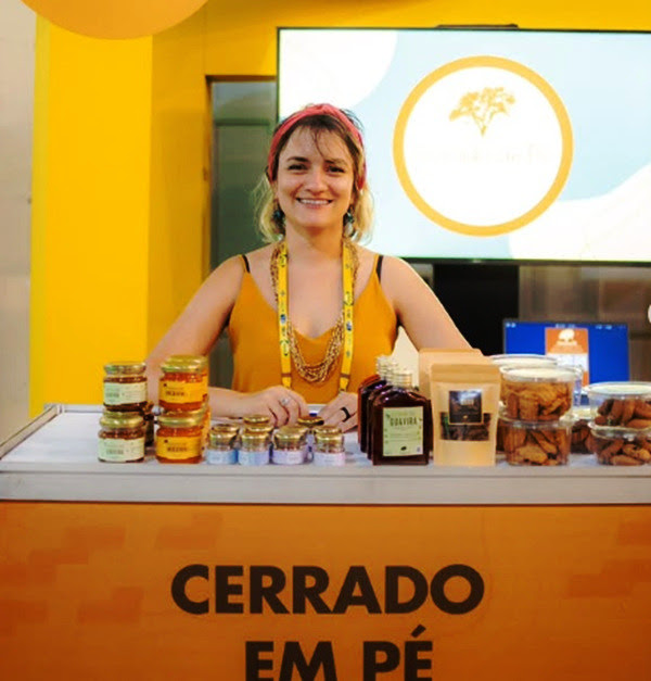 A bióloga Bruna Oliveira criou a Cerrado em Pé em 2022 ao lado do esposo, também biólogo, Rodrigo Borghezan, após notar as barreiras de pequenos produtores na comercialização de hortaliças e frutas em MS.