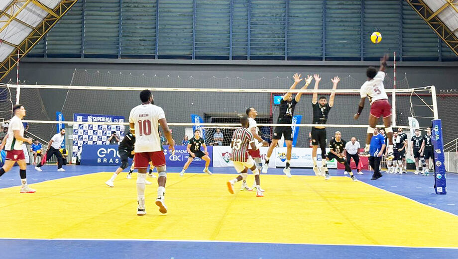 Jogadores do Fluminense comemorando ponto durante a partida em Campo Grande