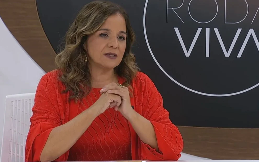 Vera Magalhães deixa a apresentação do Roda Viva após seis temporadas à frente do programa.