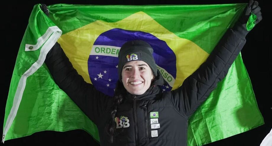 Nicole Silveira comemora medalha de bronze na etapa de St. Moritz da Copa do Mundo de Skeleton.