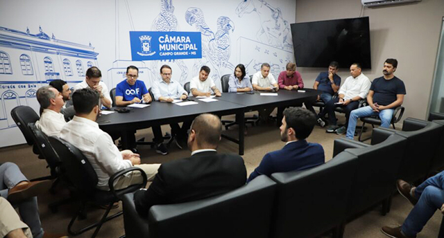 Vereadores de Campo Grande durante reunião que criou comissão especial para investigar aumentos no IPTU 2026.