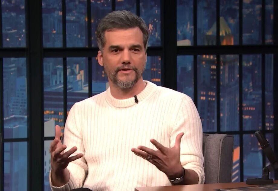 Wagner Moura durante entrevista no Late Night with Seth Meyers, onde falou de política, cinema brasileiro e relembrou prêmio de melhor ator em Cannes.