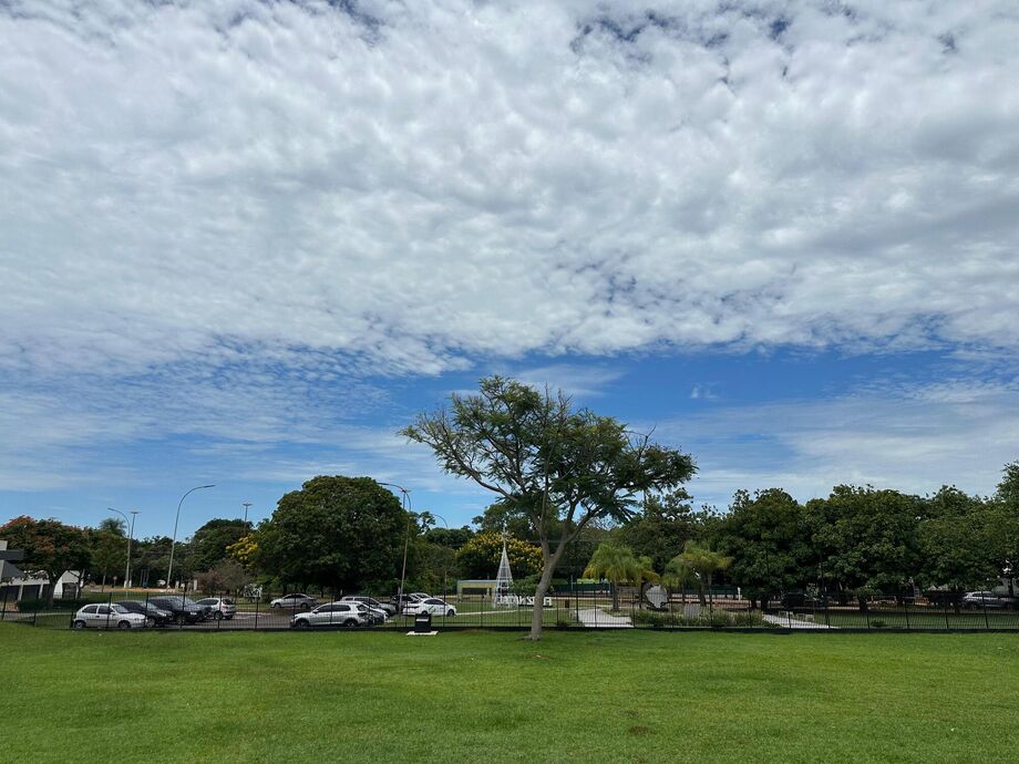 Dia começa com sol entre nuvens, mas instabilidade aumenta ao longo da tarde em Campo Grande