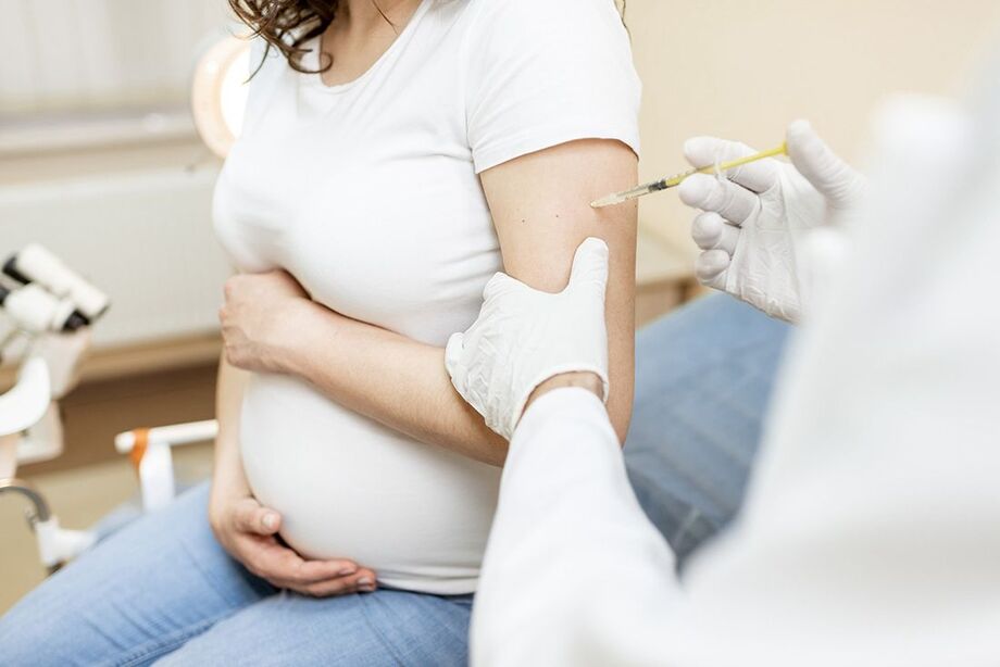 Vacinação durante a gestação ajuda a proteger recém-nascidos contra o vírus sincicial respiratório nos primeiros meses de vida.